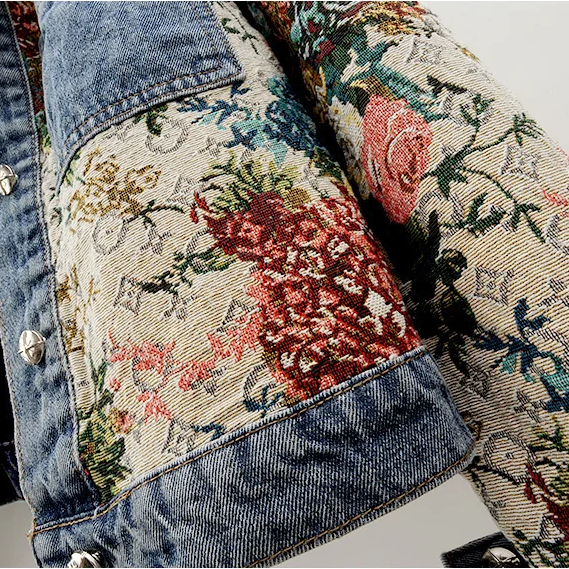 Chamarra de Mezclilla Crop con Parches Florales — Viaestilo