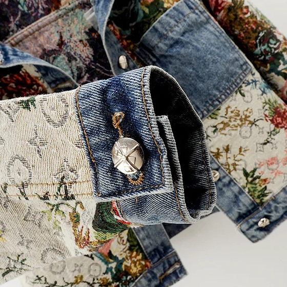 Chamarra de Mezclilla Crop con Parches Florales — Viaestilo