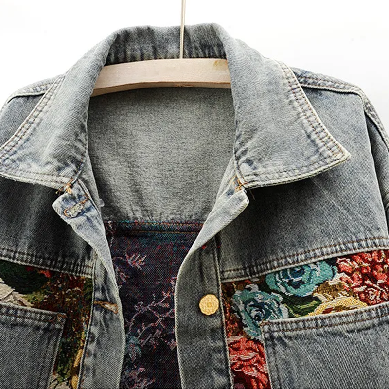 Chamarra de Mezclilla Crop con Parches Florales — Viaestilo