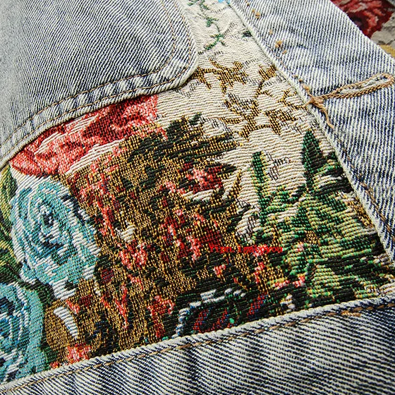 Chamarra de Mezclilla Crop con Parches Florales — Viaestilo