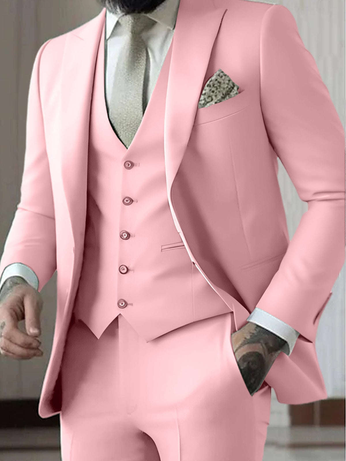 Traje Tres Piezas con Chaleco y Solapa de Pico — Viaestilo