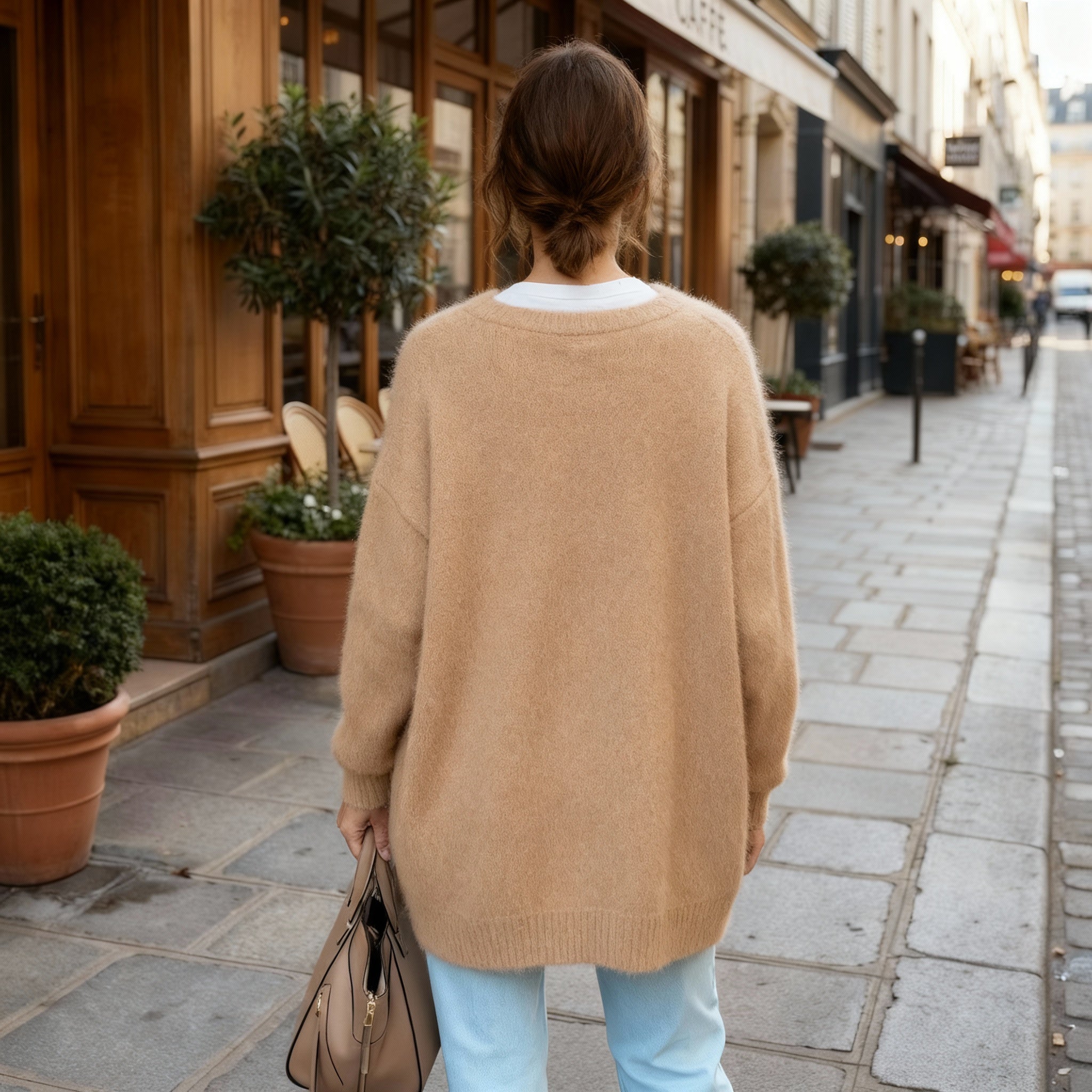 Cárdigan Largo de Punto Fino con Botones y Bolsas — Viaestilo